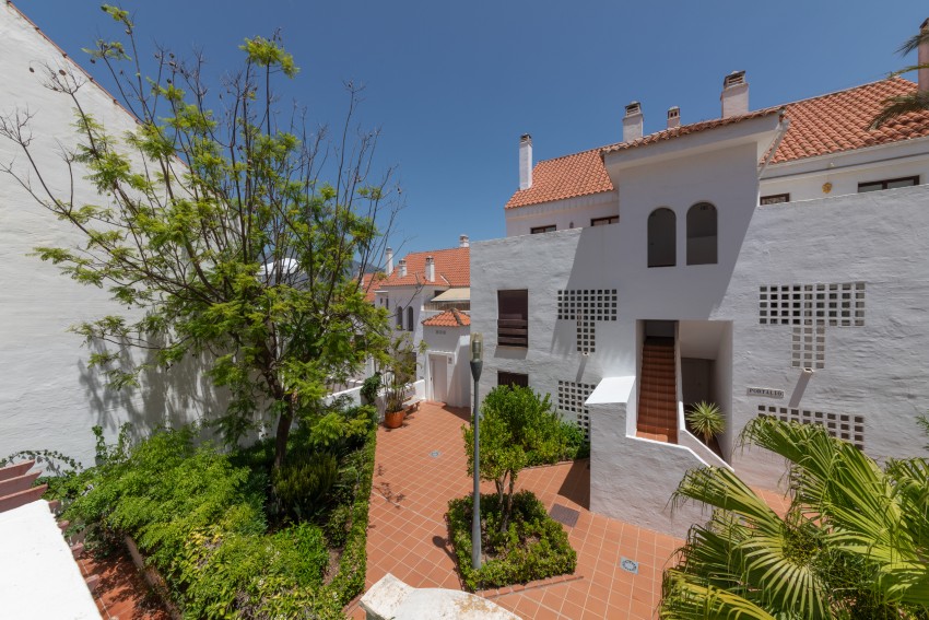 Spacious 2 bedroom apartment for sale in La Maestranza Nueva Andalucía Marbella